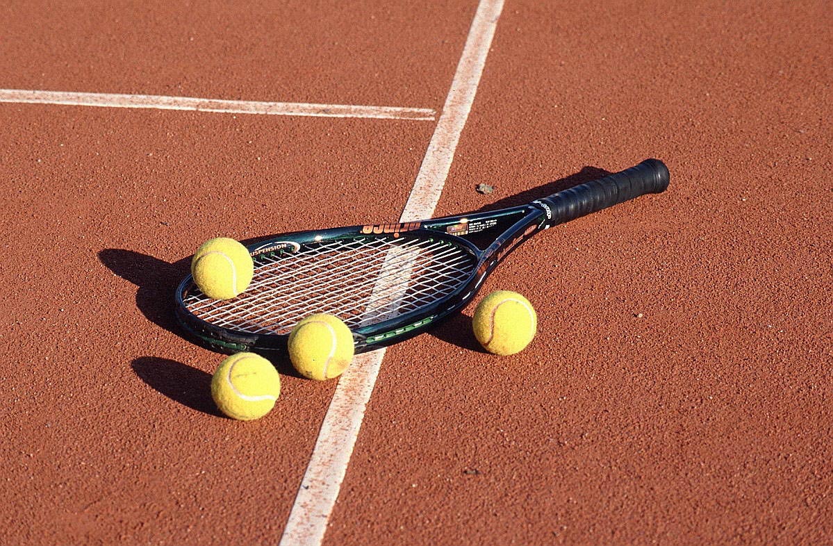 [Afbeelding: tennis-racket-balls.jpg]